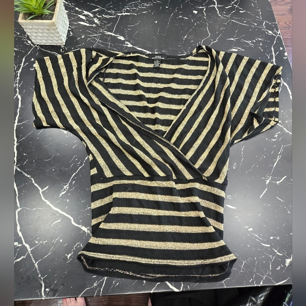 O & G sheer v top